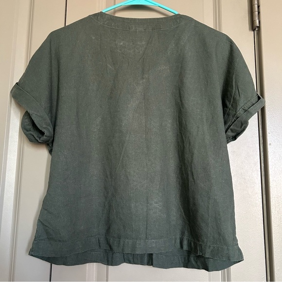 Universal Thread Medium Top Short Sleeve V-Neck Crop Blouse Olive Green Boxy - Picture 3 of 5